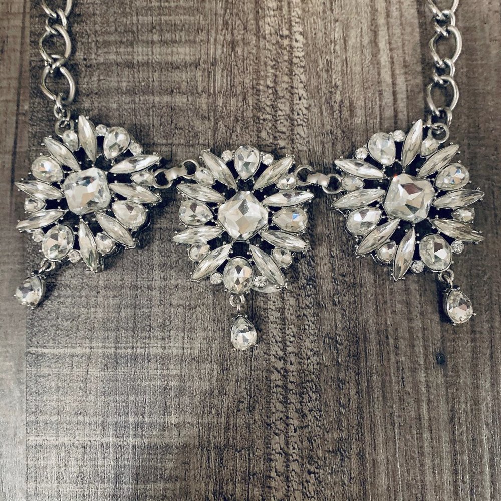 Gorgeous Rhinestone Statement Necklace. - Picture 2 of 3